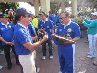 Bupati_menerima_penghargaan_dari_CFD_Indonesia