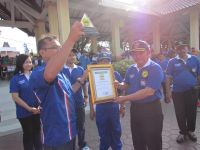 Penyerahan_penghargaan_kepada_Bupati_atas_pelaksaaan_CFD